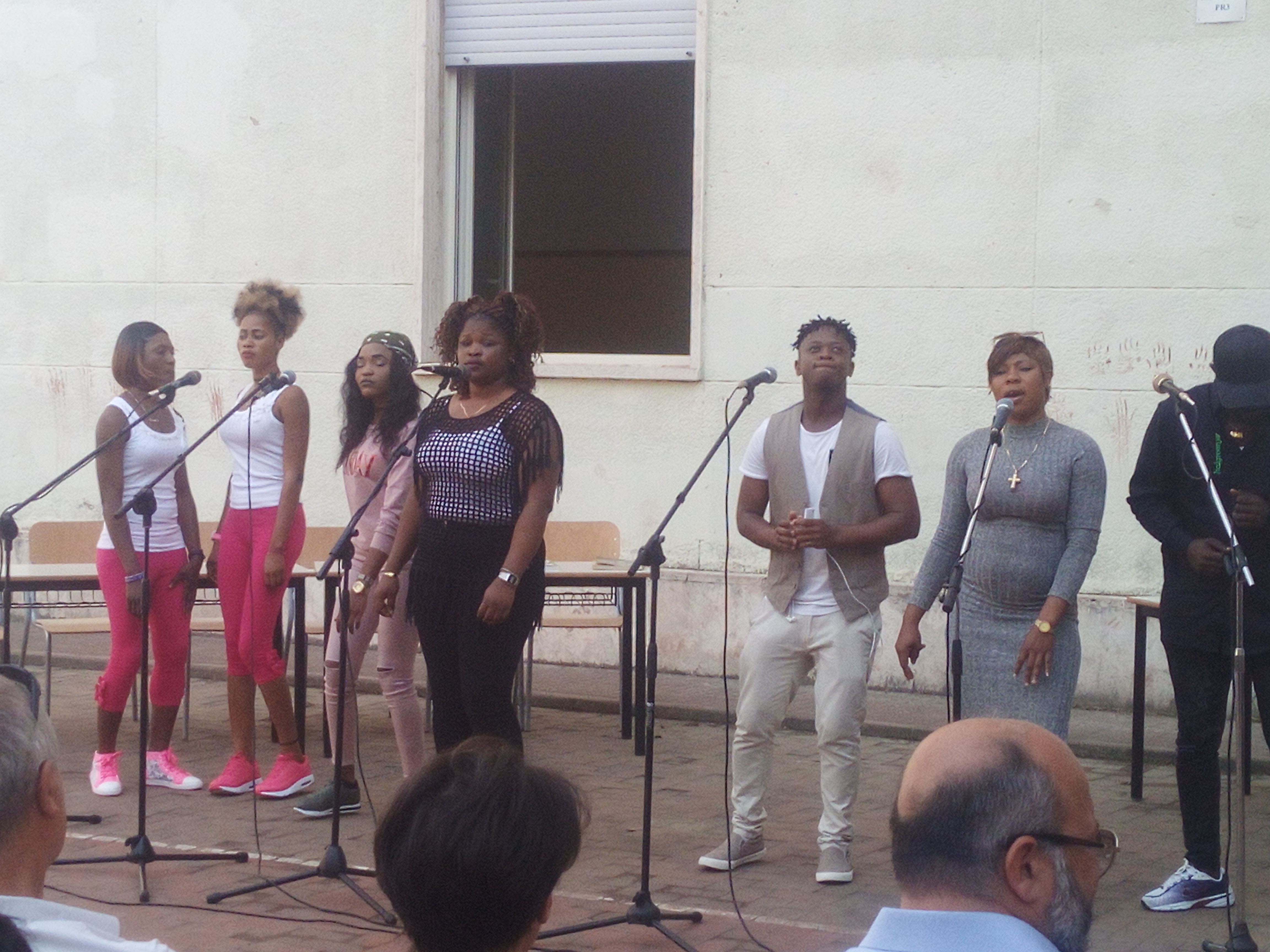 Beneficiari SPRAR Itri mentre cantano alla festa del CIPIA Formia